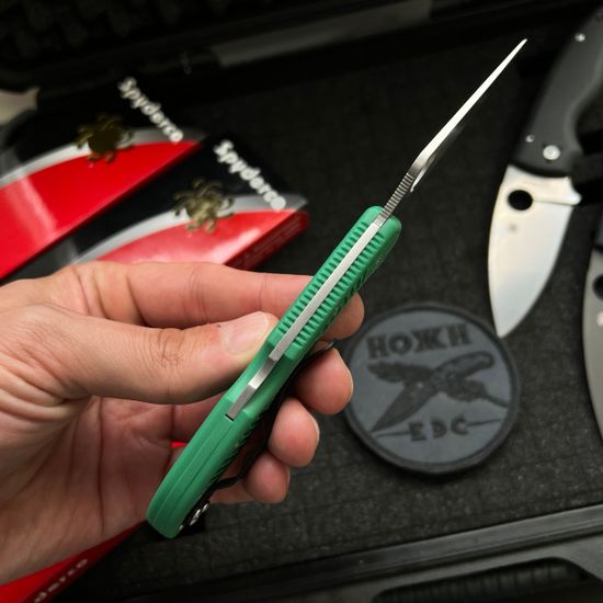 Нож складной Spyderco Delica Flat Ground Green C11FPGR c клинком из стали VG-10, рукоять FRN