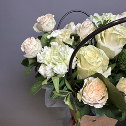 Композиция в сумочке "Mируша" (роза кустовая,альстромерия,диантус)