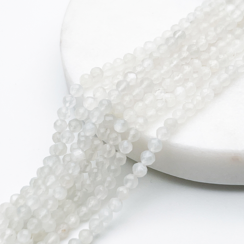 Лунный камень граненый бусины (белая иризация), диаметр около 3-3,2 мм, цена за нить 38 см