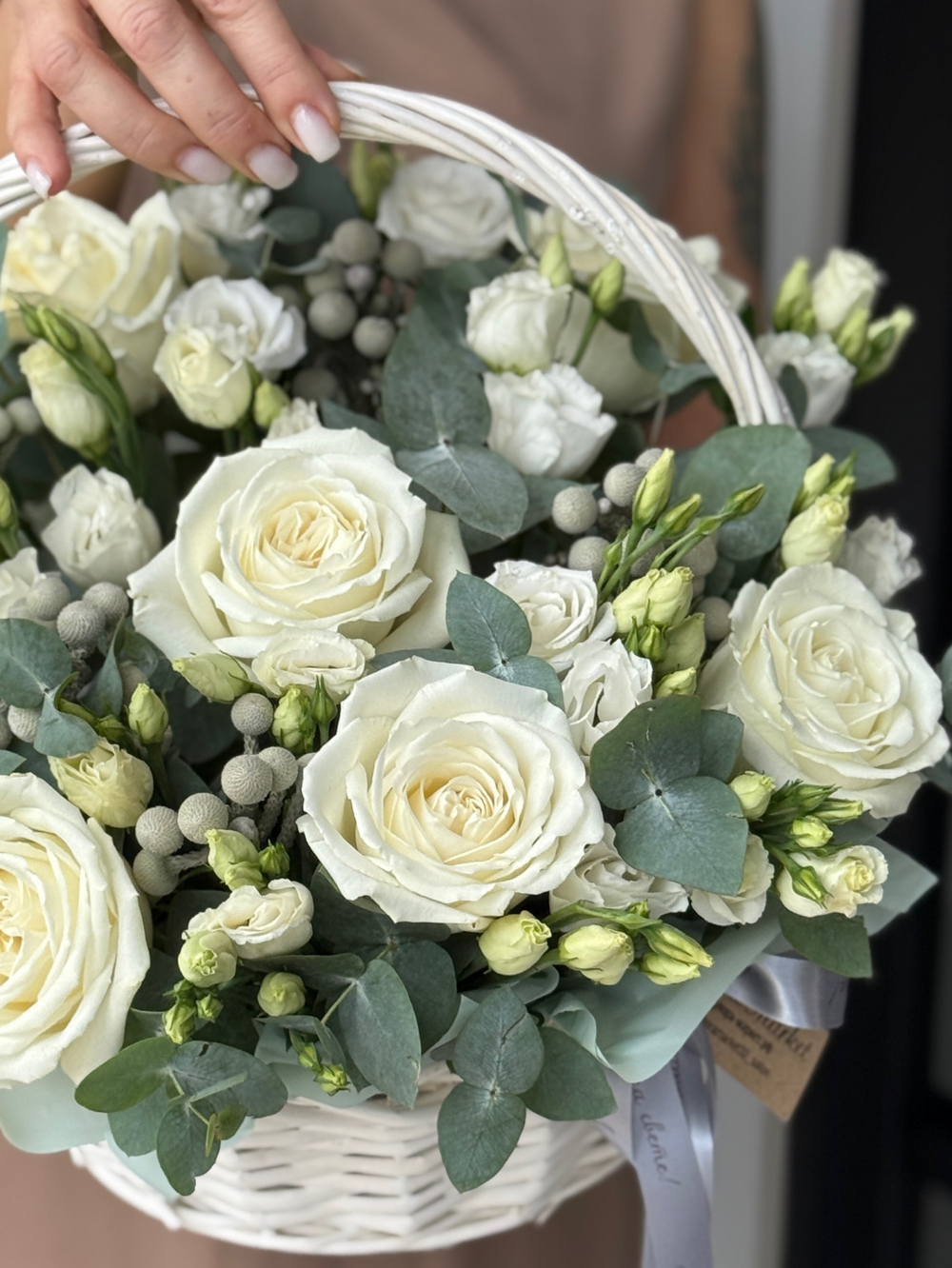 Изящное сочетание белоснежных цветов и зелени эвкалипта в композиции от Флора Маркет