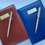 Подарочный набор с индивидуальной гравировкой: Ежедневник недатированный (цвет на выбор) и Шариковая ручка Parker Sonnet K527 1931507 цвет: St. Steel GT