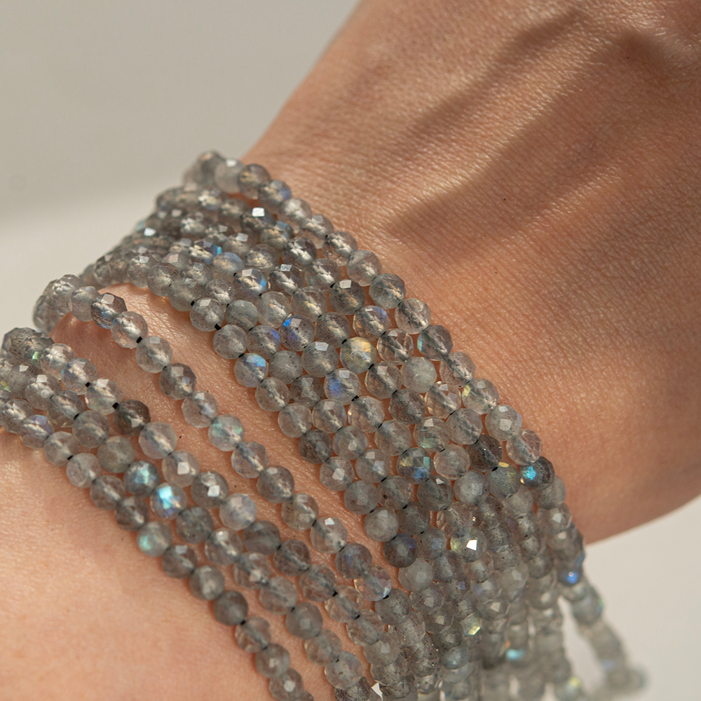 Лабрадор с яркой иризацией натуральный, 4,5мм, шар, микроогранка