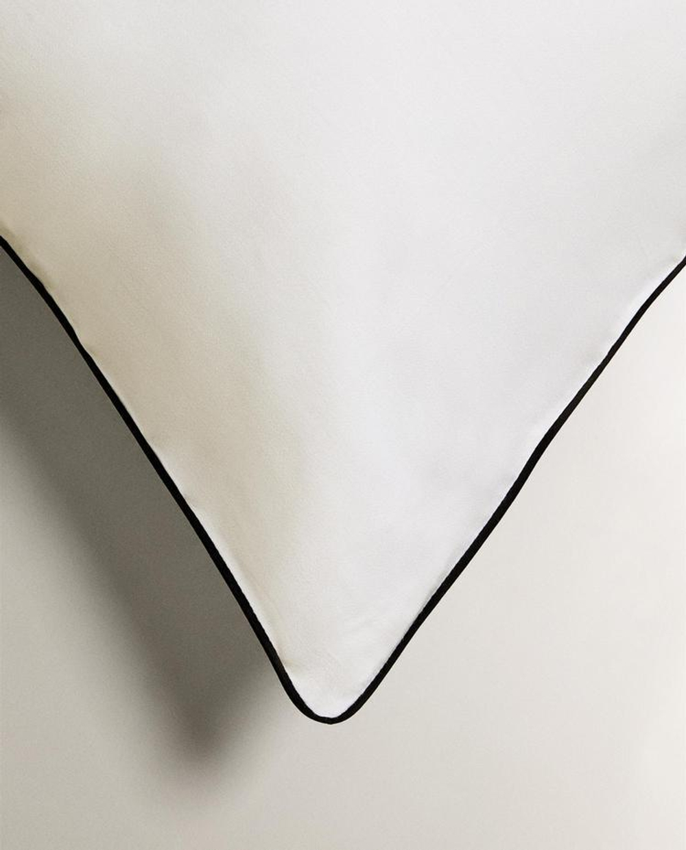 ZARA HOME САТИНОВАЯ НАВОЛОЧКА С КОНТРАСТНОЙ КАЙМОЙ, ЧЕРНЫЙ