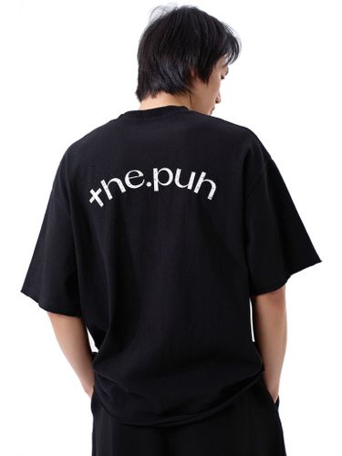 Черная футболка с необработанными краями и лого