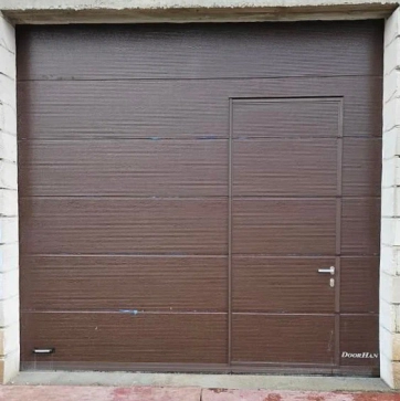 Секционные гаражные ворота DoorHan с калиткой