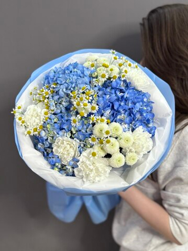 Авторский букет с голубыми гортензиями