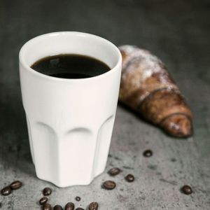 Стакан для латте с кофе и круасаном