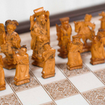 Шахматный стол с комплектом шахмат из слоновой кости