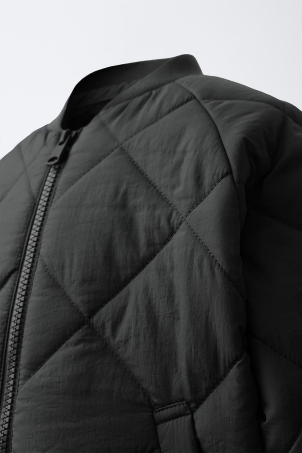 ZARA СТЕГАНЫЙ БОМБЕР С ВОДООТТАЛКИВАЮЩИМ ЭФФЕКТОМ, АНТРАЦИТОВО-СЕРЫЙ