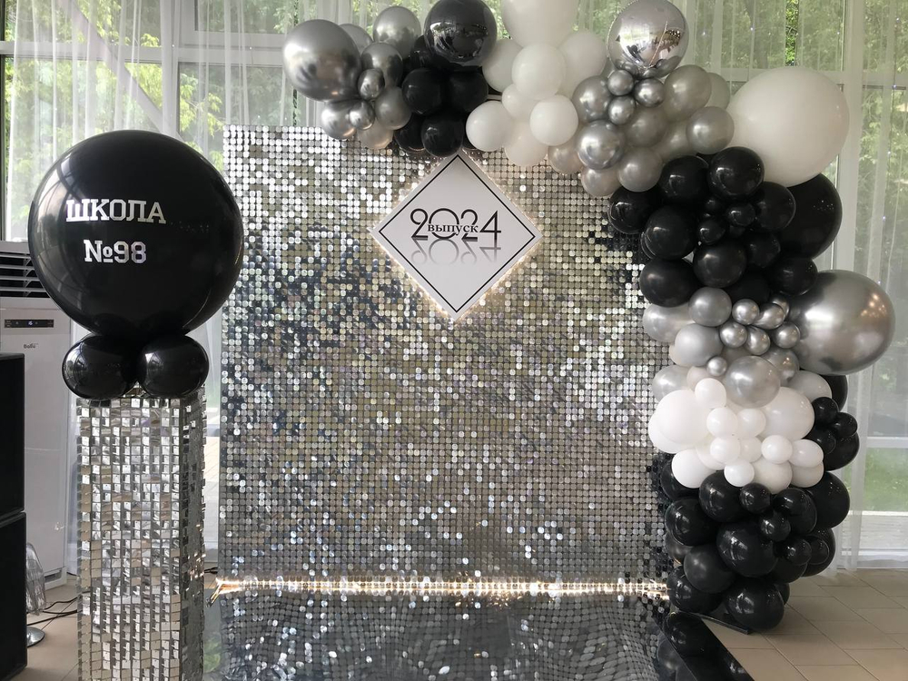 Фотозона из паеток с шарами, тумбой и шаром гигантом 250 на 250 см
