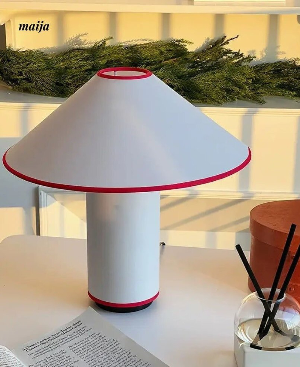 Элегантный настольный светильник в современном стиле.