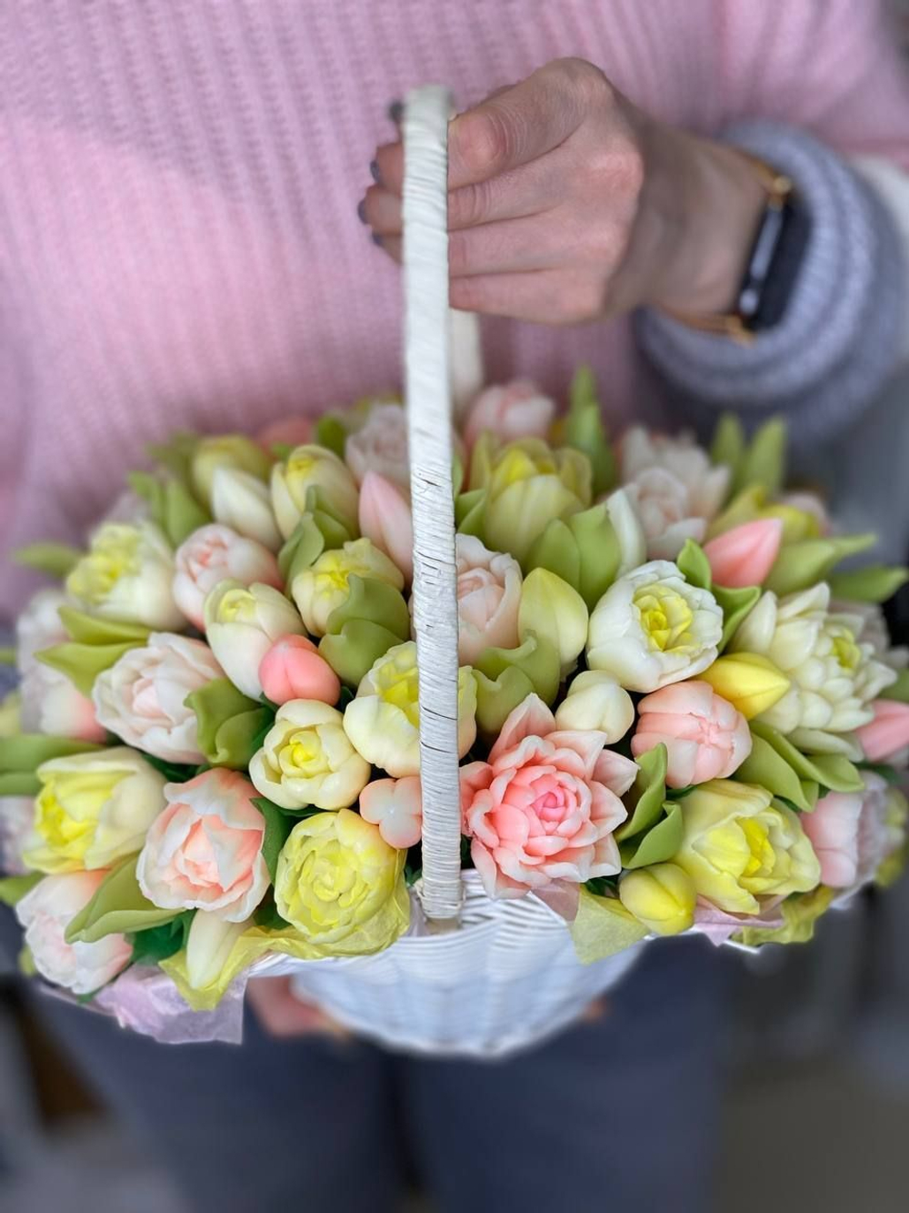 корзина с 55 тюльпанами из мыла