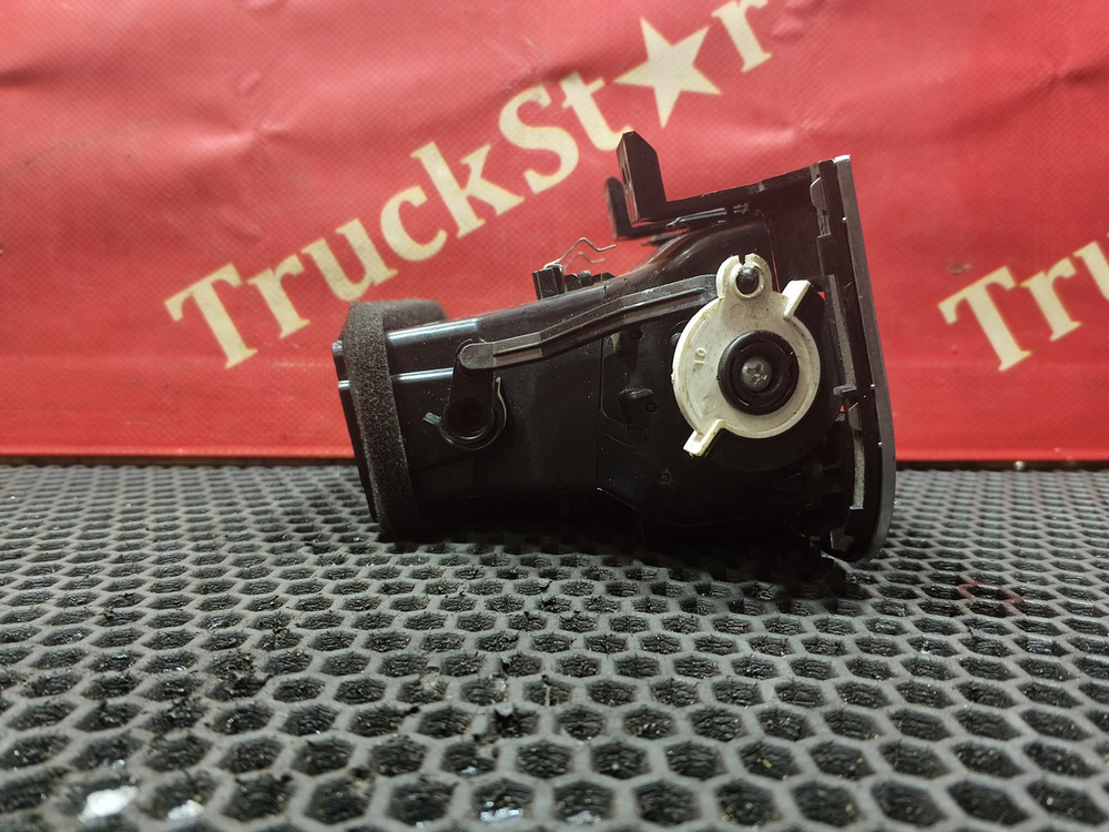 Дефлектор воздуховода правый 2024г