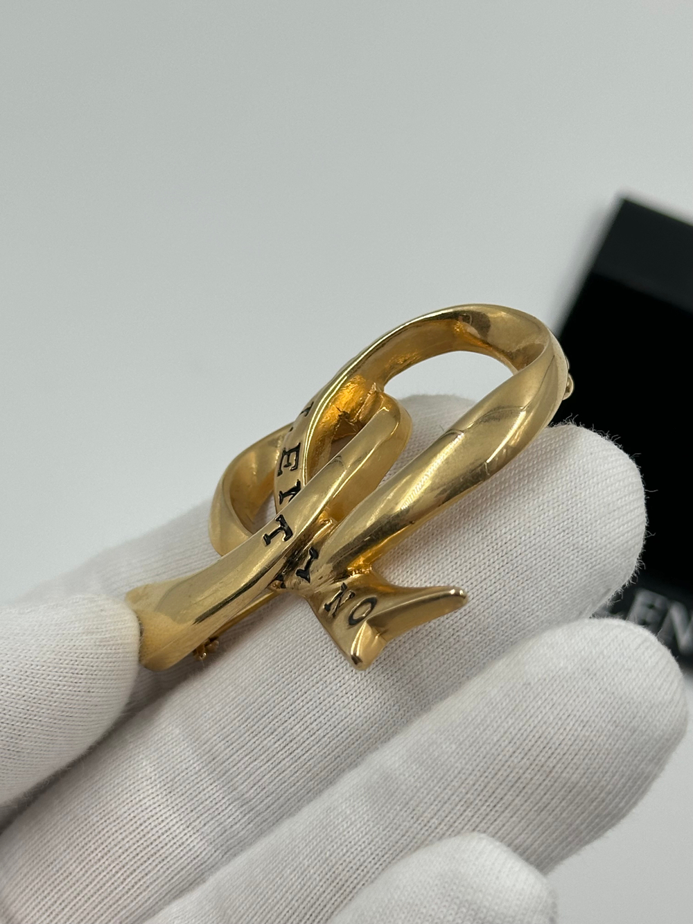 Брошь Valentino