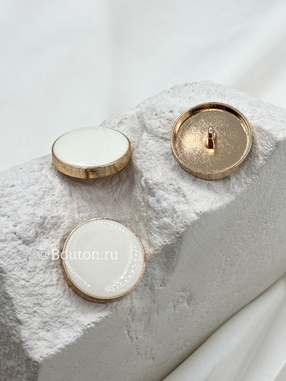Пуговицы золотистые плоские с молочной эмалью