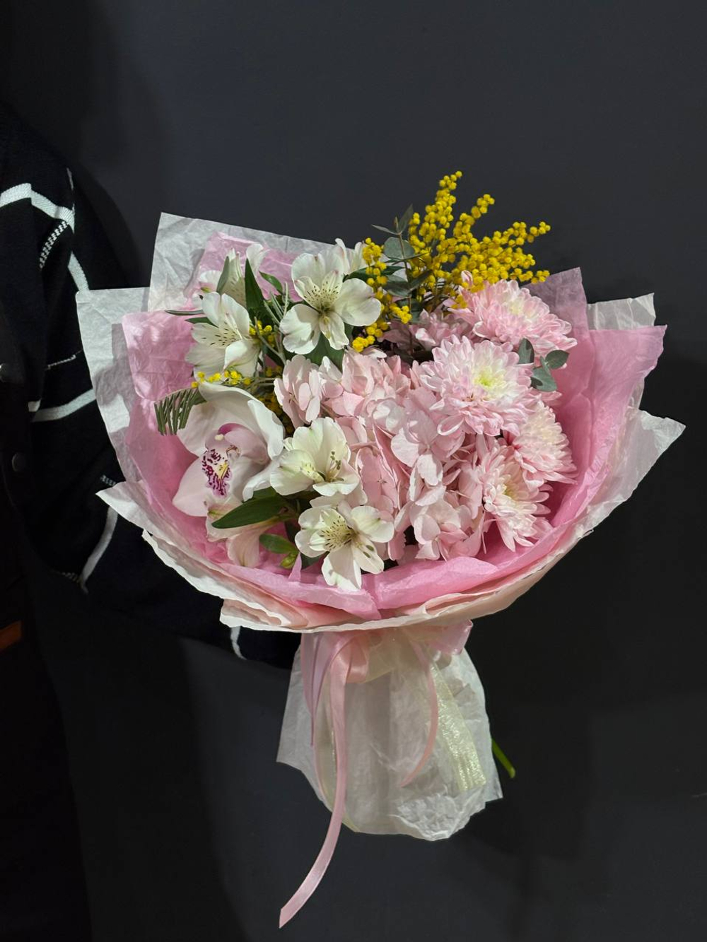 Нежный сборный букет с мимозой для нее