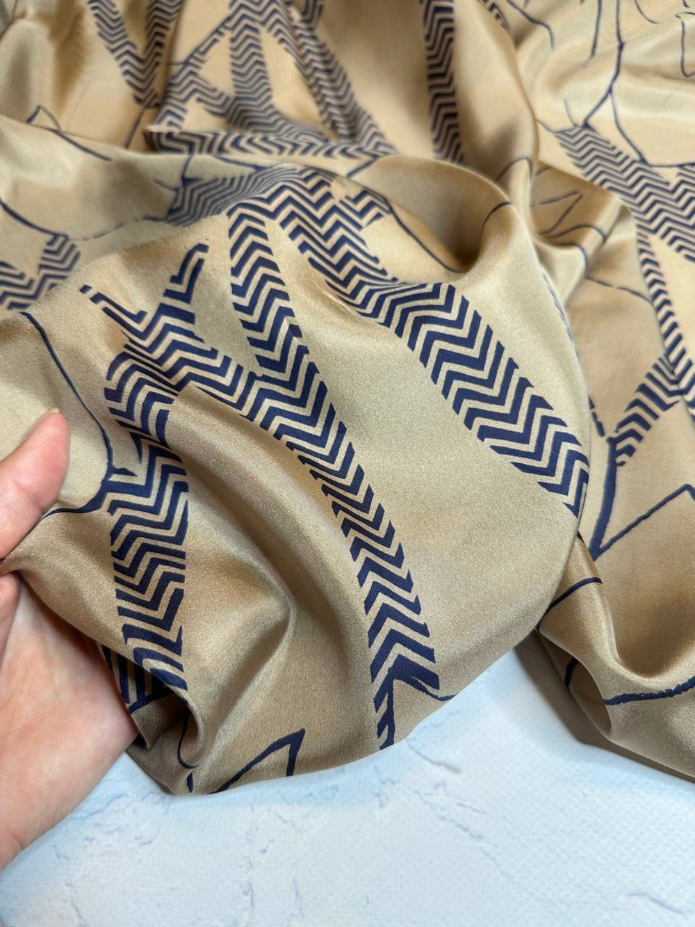 Плательно-блузочный атласный шелк (Max Mara, 100%шелк, Карамельно-бежевый фон/крупные контурные тюльпаны, 138)