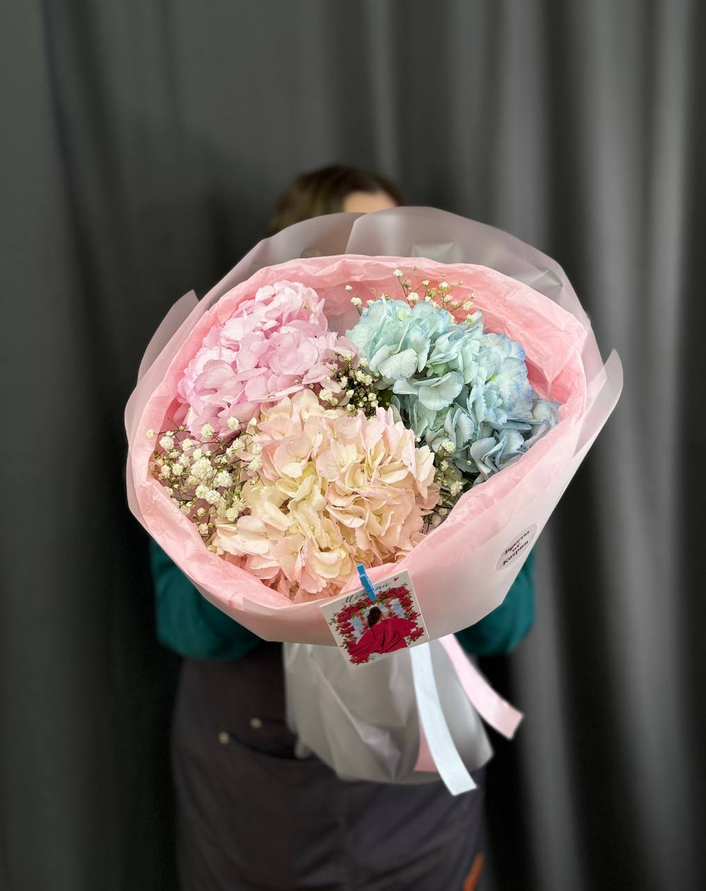 Букет из 3 гортензий с добавлением гипсофилы