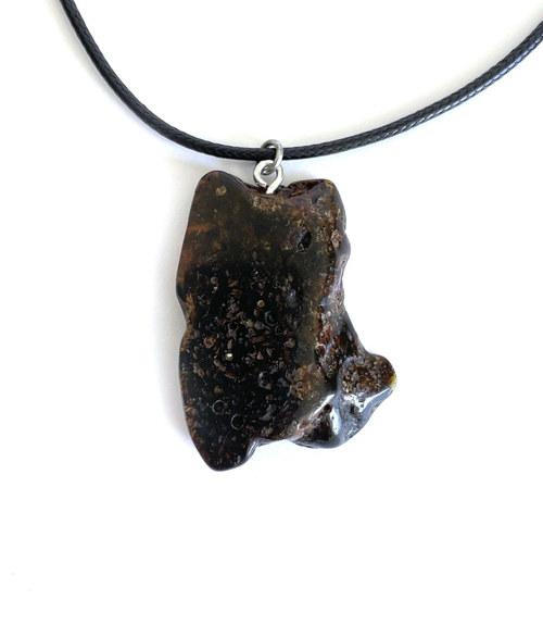 Кулон из янтаря натурального на кожаном шнурке (55 см), длина кулона 4 см