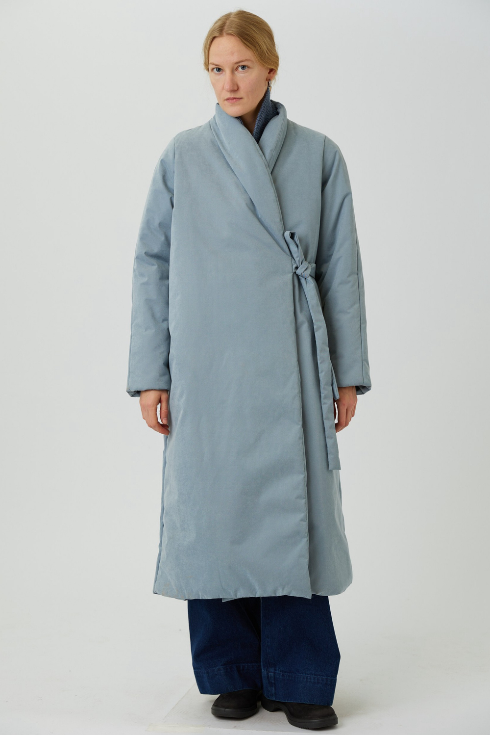 Зимнее пальто на запах из серо-голубой бархатистой мембраны