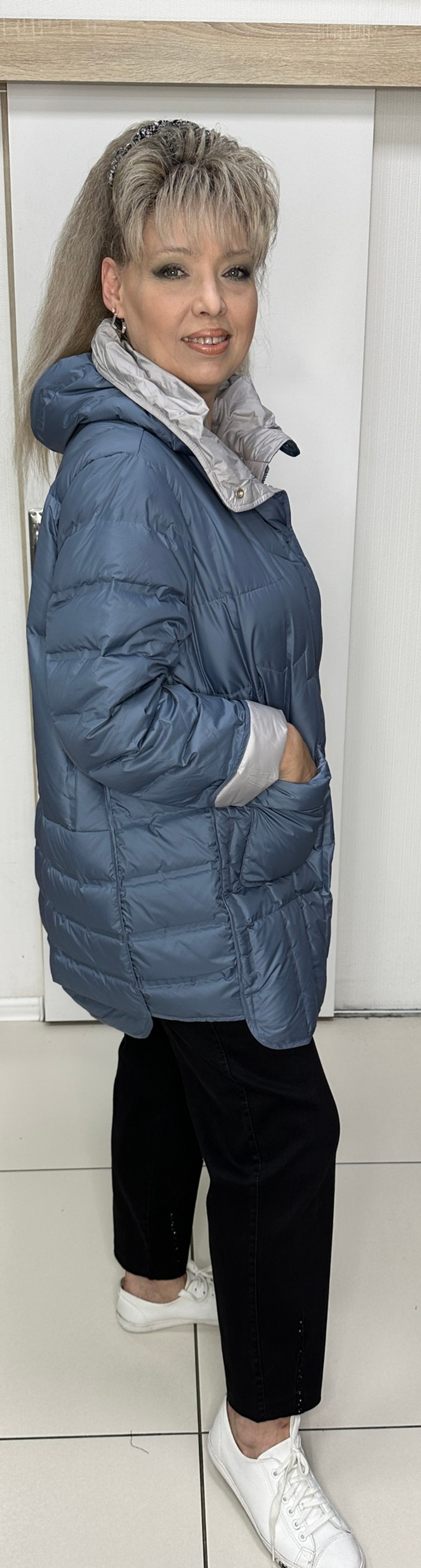 Голубая удлиненная куртка с серой отделкой капюшона