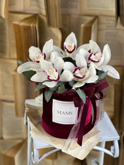 Орхидея Цимбидиум и эвкалипт в роскошной бархатной шляпной коробке