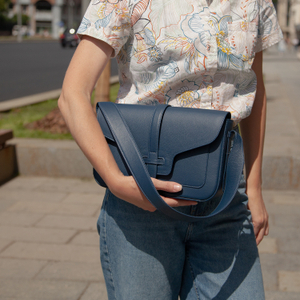 Сумка Universel с двумя плечевыми ремнями из кожи теленка, синего цвета