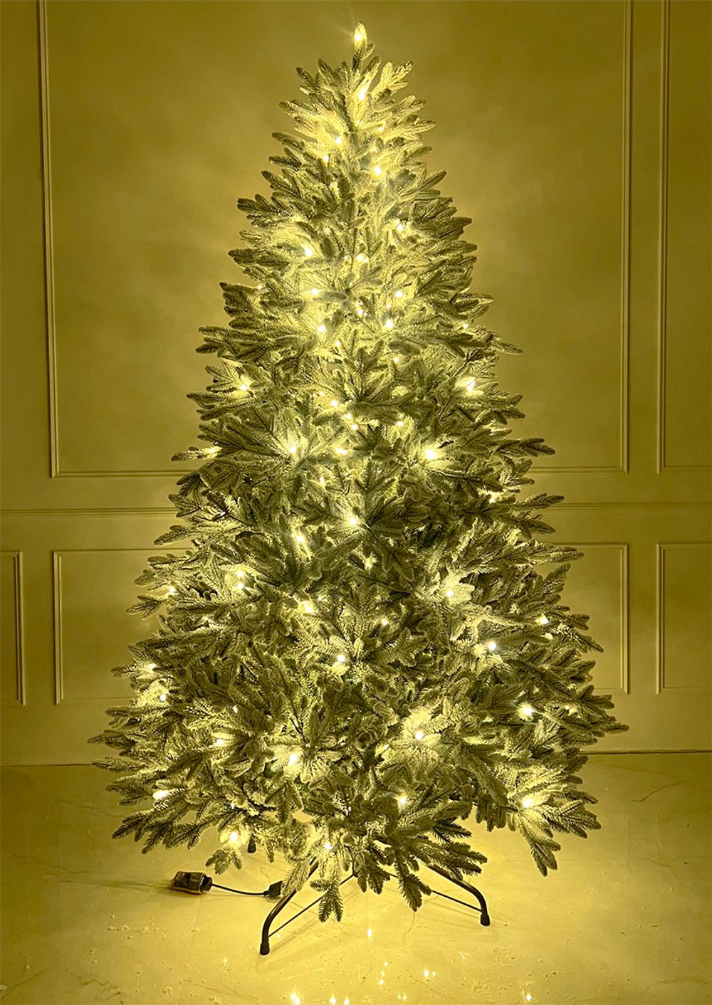 Заснеженная елка с гирляндой встроенной «Изумрудная» (Литая хвоя) 3 м