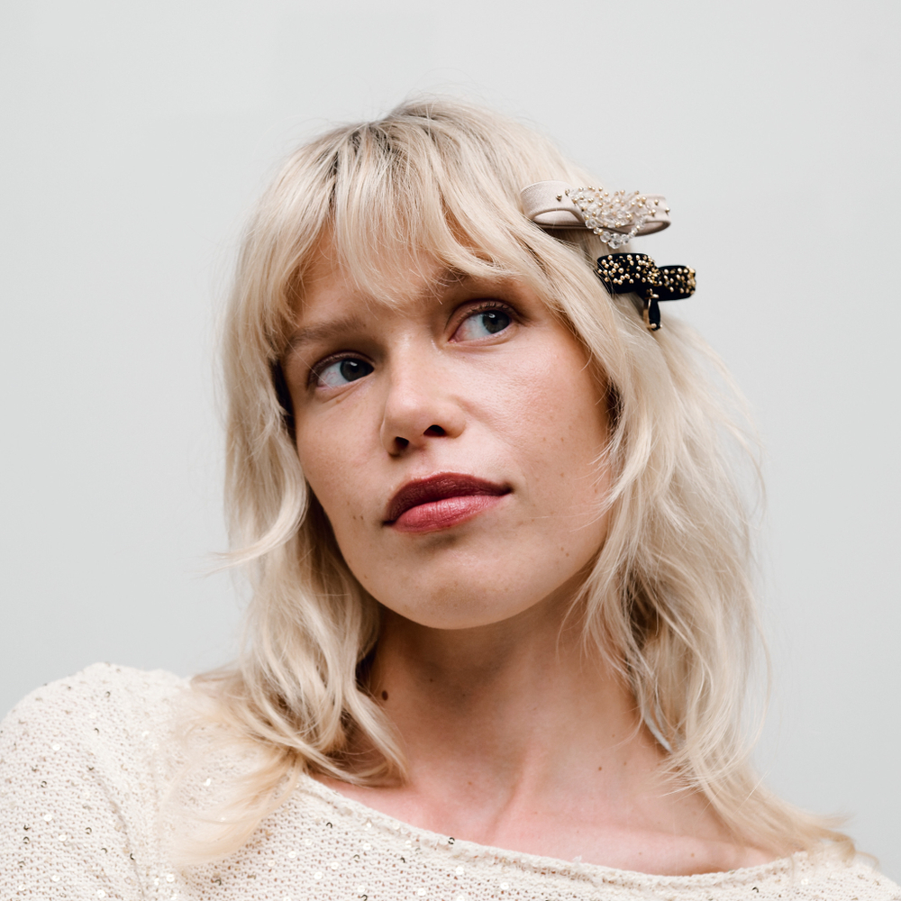 Бант "Стрекоза" бежевый с прозрачным декором