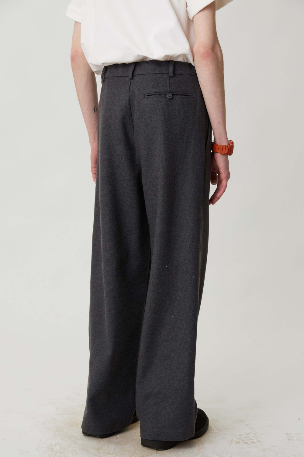 Брюки мужские со складками серого цвета из шерсти