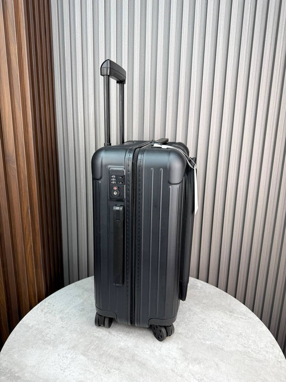 Дорожный чемодан Rimowa Essential Sleeve Cabin с карманом для ноутбука