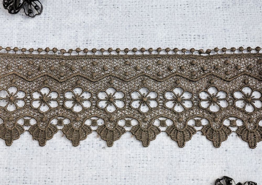 Кружево плетеное, ш. 7,8 см, св.коричневый