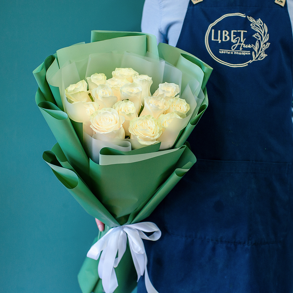 15 роз Мондиаль в зеленой упаковке
