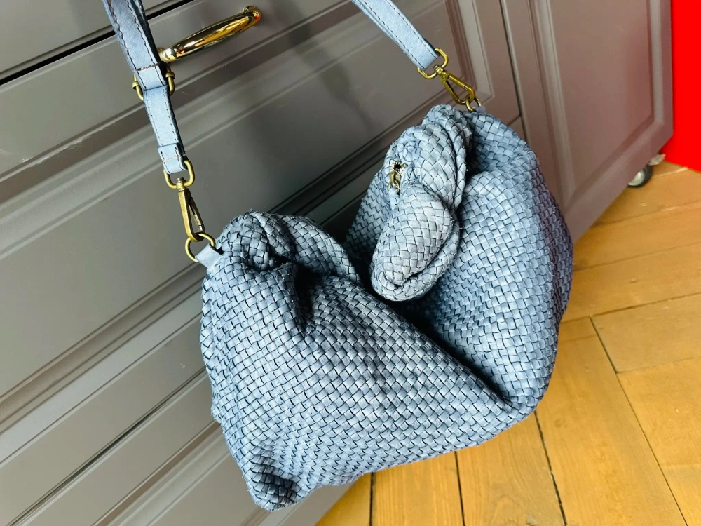 Женская большая плетеная сумка хобо из натуральной винтажной кожи голубого цвета