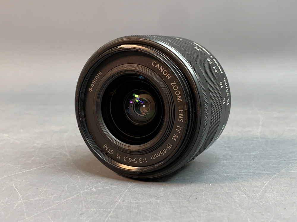 Canon EOS M10 Kit 15-45mm IS STM, царапка на линзе объектива