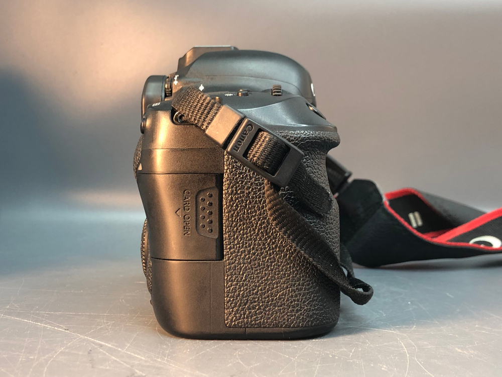 Canon 6D Mark II Body 54.000 Кадров, немного туго вращается колесо