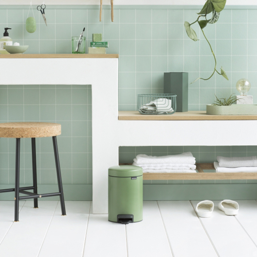 Ведро Brabantia NewIcon 3л зеленый мох в интерьере