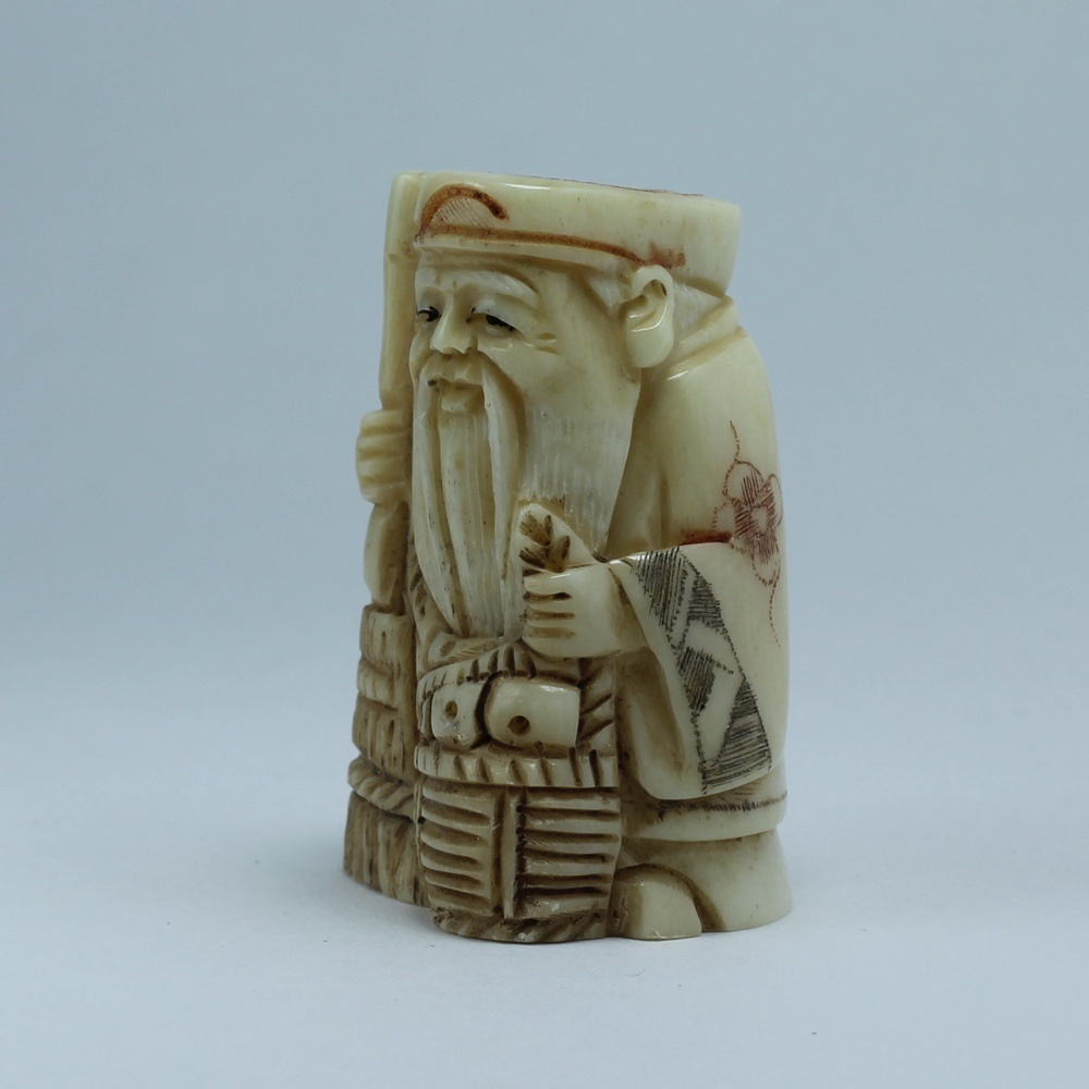 Нэцкэ Дзюродзин с метлой и корзиной рыбы