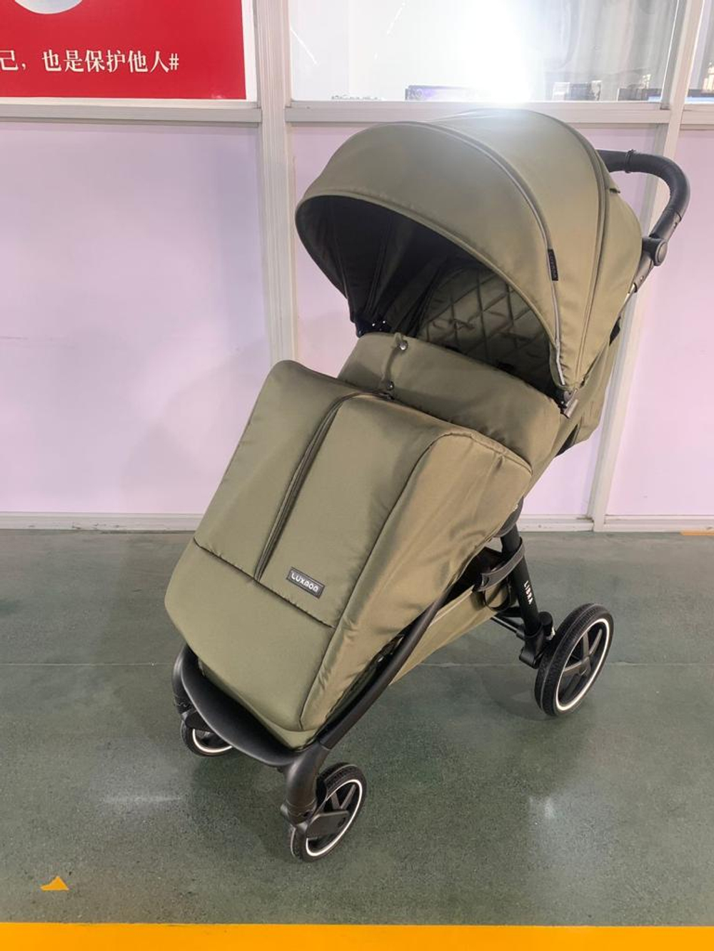 Прогулочная коляска Luxmom 730 ч/р