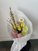 Букет сборный из генисты, гиацинтов, диантусов и минигерберы