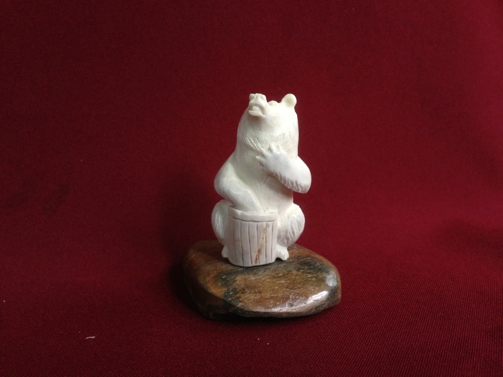 Медведь с бочонком, фигурка из кости