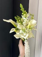 Свадебный букет из белых калл, антирринума и амаранта