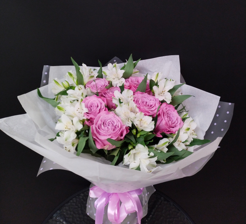 Букет роз с альстромерией