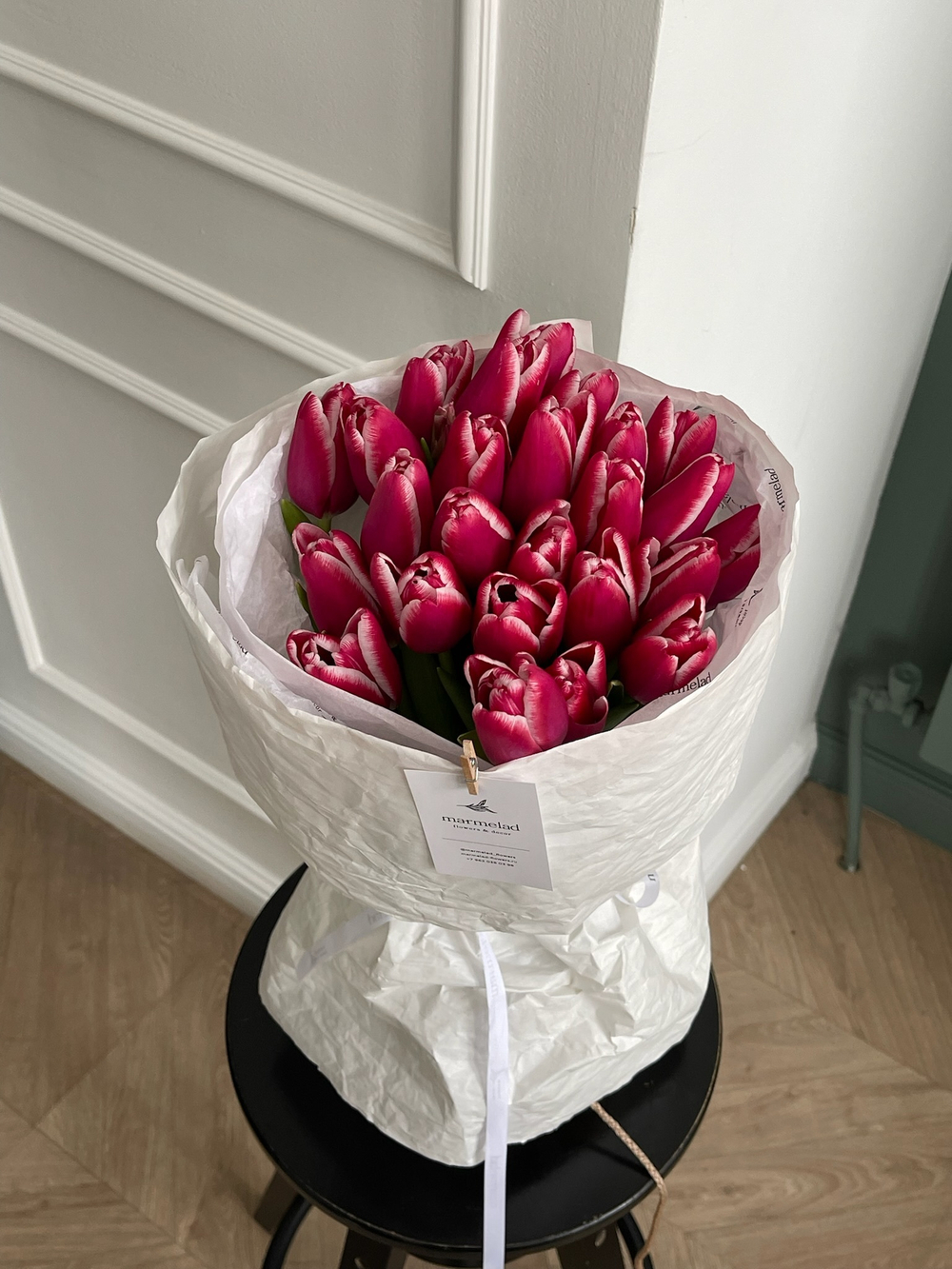 Букет из 25-ти малиново-белых тюльпанов - нет в наличии