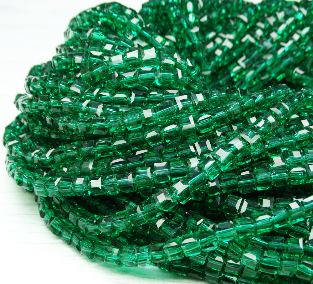 БВ024НН3 Хрустальные бусины квадратные, цвет: изумрудный, размер 3 мм, кол-во: 63-65 шт.