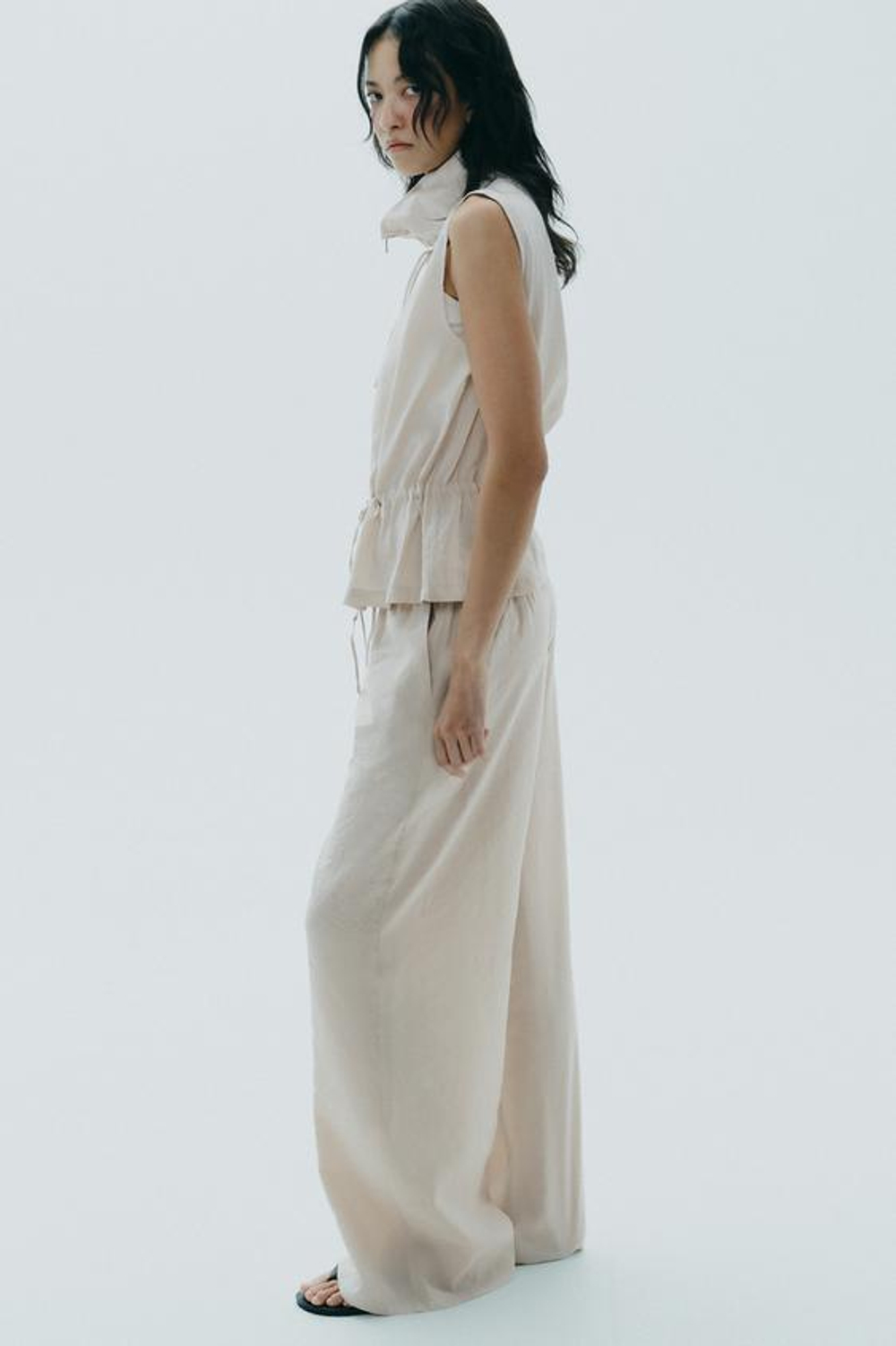 ZARA БРЮКИ-ПАЛАЦЦО ИЗ СТРУЯЩЕЙСЯ ТКАНИ, СВЕТЛО-БЕЖЕВЫЙ