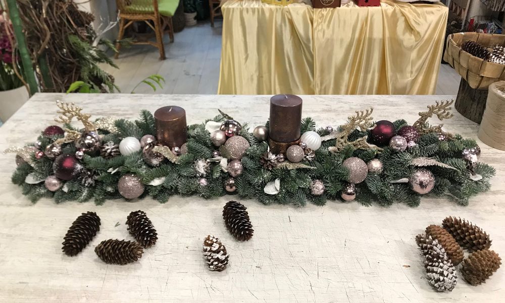 Новогодняя композиция на стол с свечами. и украшениями