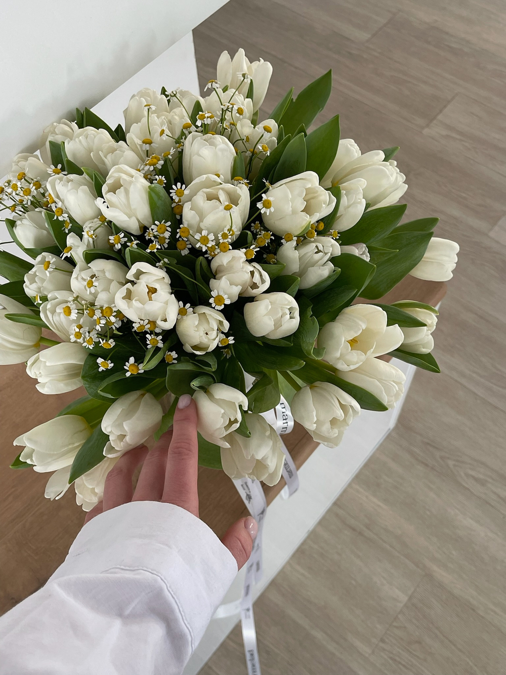 Букет из белых тюльпанов и ромашки под ленту