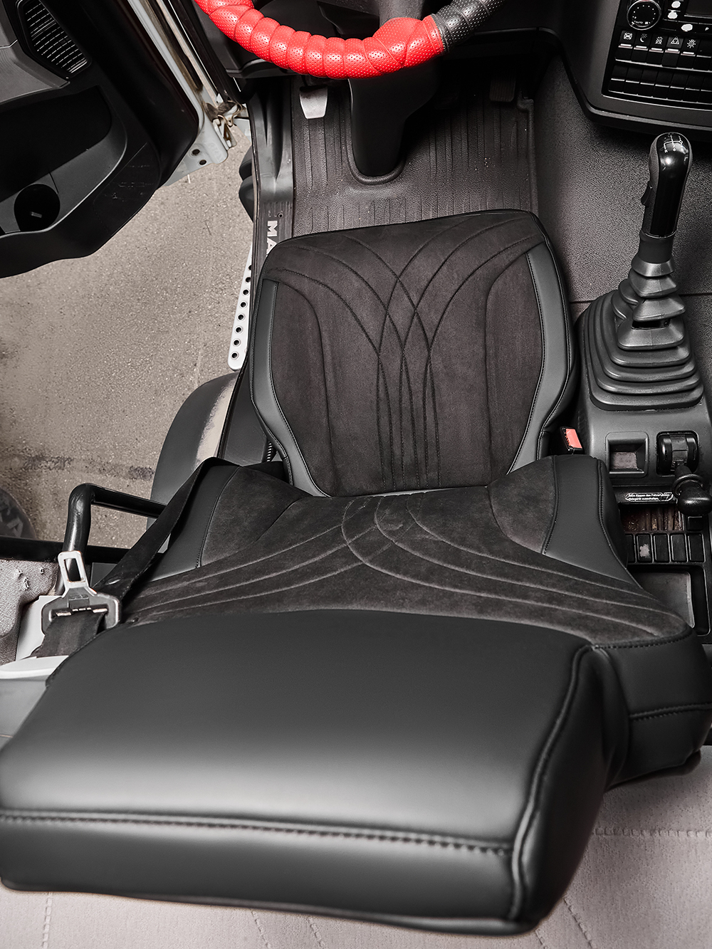 Чехлы Люкс MAN TGS (экокожа, черный, черная середина Алькантара)