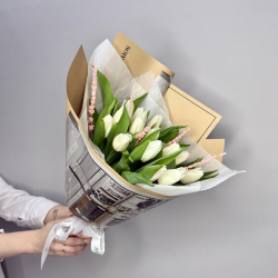 15 белых тюльпанов с нежной лавандой